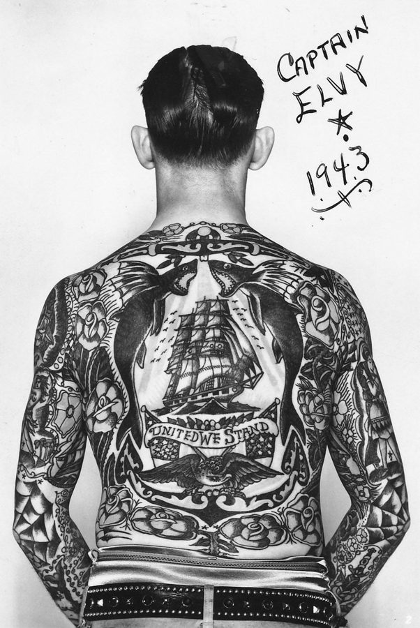 Costas completamente tatuadas, fotografia de 1943